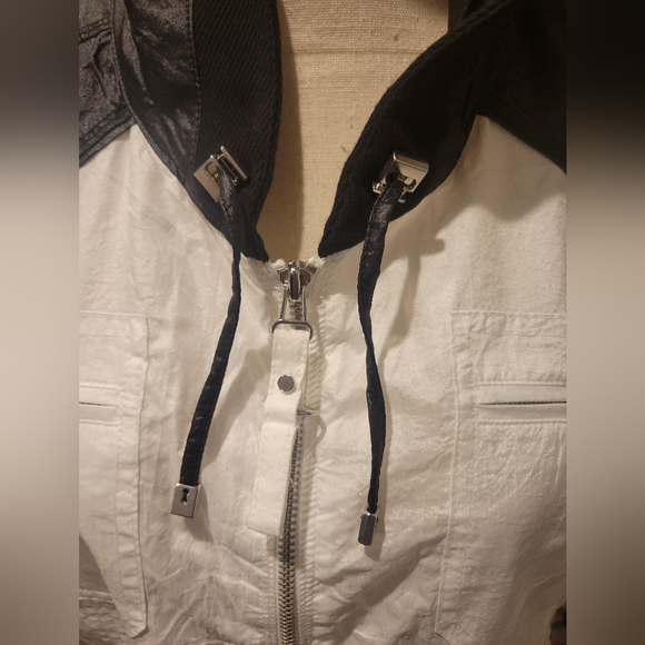 Zenergy by Chico's size 2 NWT black & white zip up vest. - Picture 7 of 10